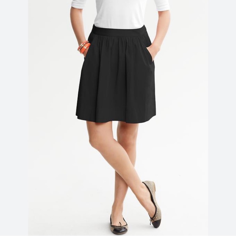 Banana Republic Elegant Black Women's mini A-line skirt. Lined.